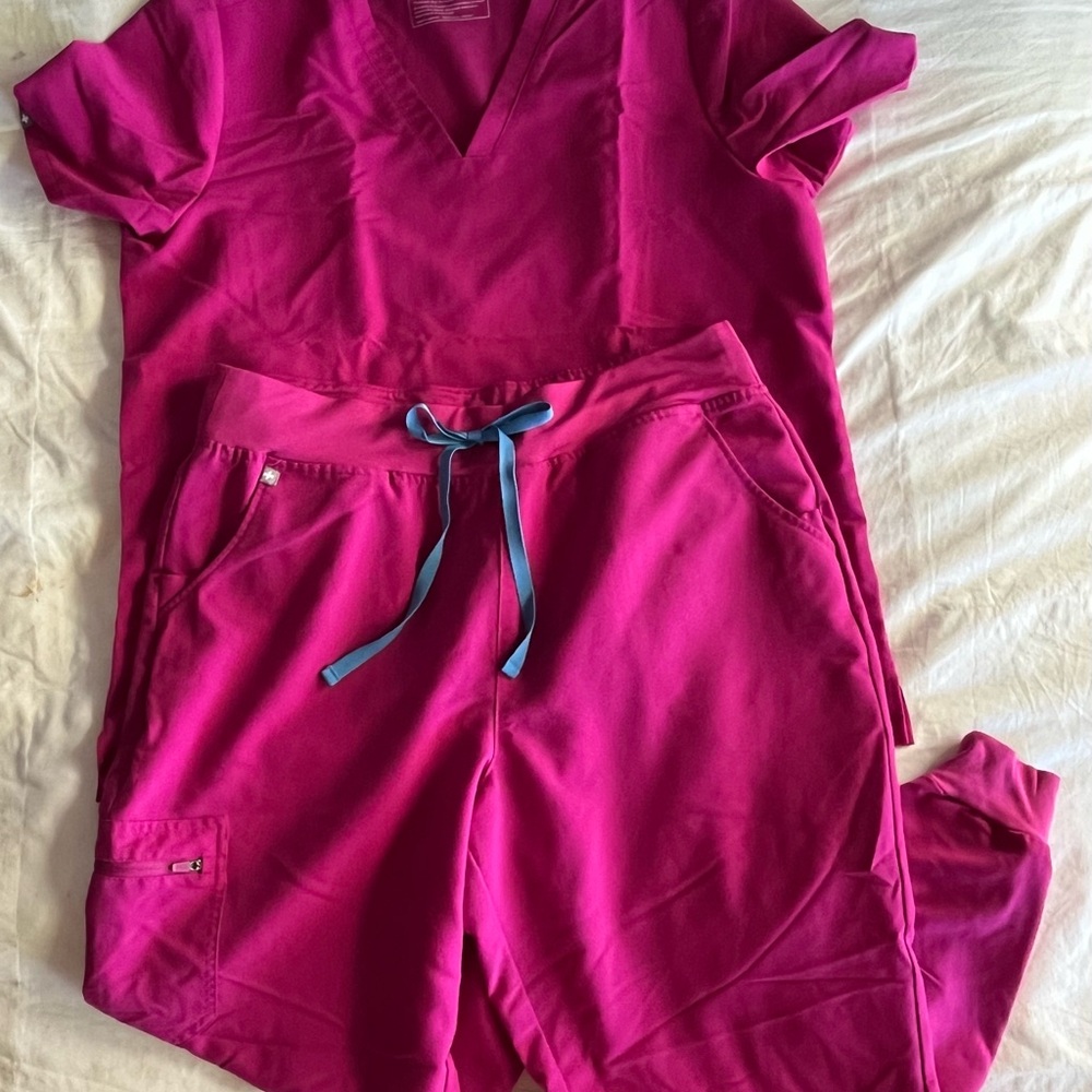 Figs Women's Scrub Set - Casma Top XL / Zamora Jogger XL - RASPBERRY SORBET Ltd - Picture 5 of 13